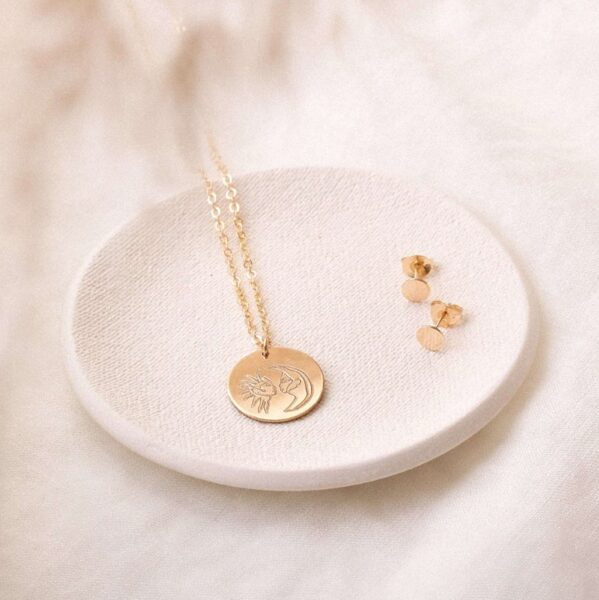 Apvalus graviruotas kaklo papuošalas - Saulė Mėnulis