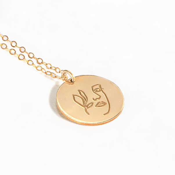 Apvalus minimalistinis graviruotas kaklo Papuošalas – Veidas (abstraktas su augalu)