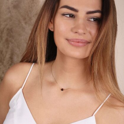 Pakabukas su akmeniu. Minimalistiniai papuošalai. Minimalistinis pakabukas