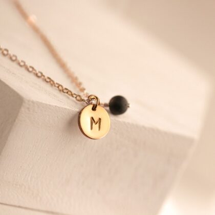 Minimalistiniai papuošalai, Kaklo pakabukas - raidė su juodu gintaru