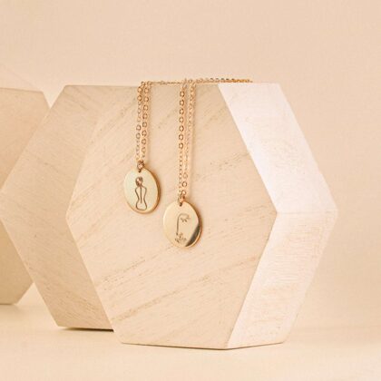 Apvalus graviruotas kaklo papuošalas - Abstraktas