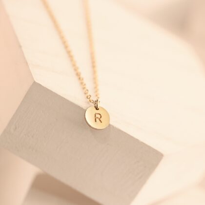 Minimalistinis kaklo pakabukas, Pakabukas raidė