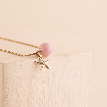 Kaklo papuošalas su natūraliu akmeniu ir jūros žvaigžde - Rausvasis opalas