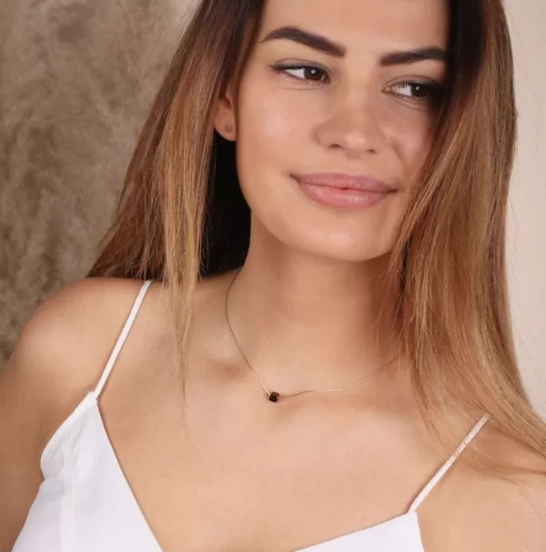 Pakabukas su akmeniu. Minimalistiniai papuošalai. Minimalistinis pakabukas